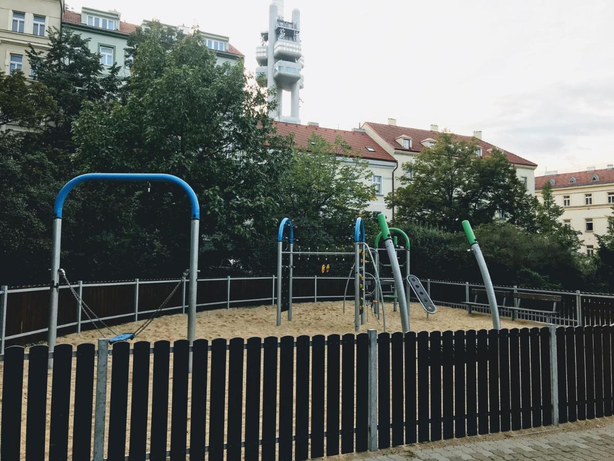 Modern Futuristic Apartment / Zizkov Tv Tower + Metro Station 布拉格 外观 照片